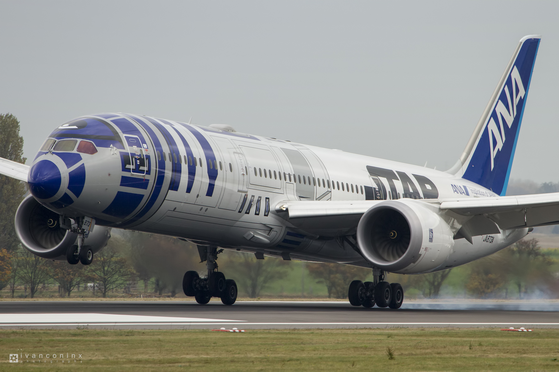 Star Wars At Brussels Airport – Episode IV – The R2-D2 ANA JET Menace